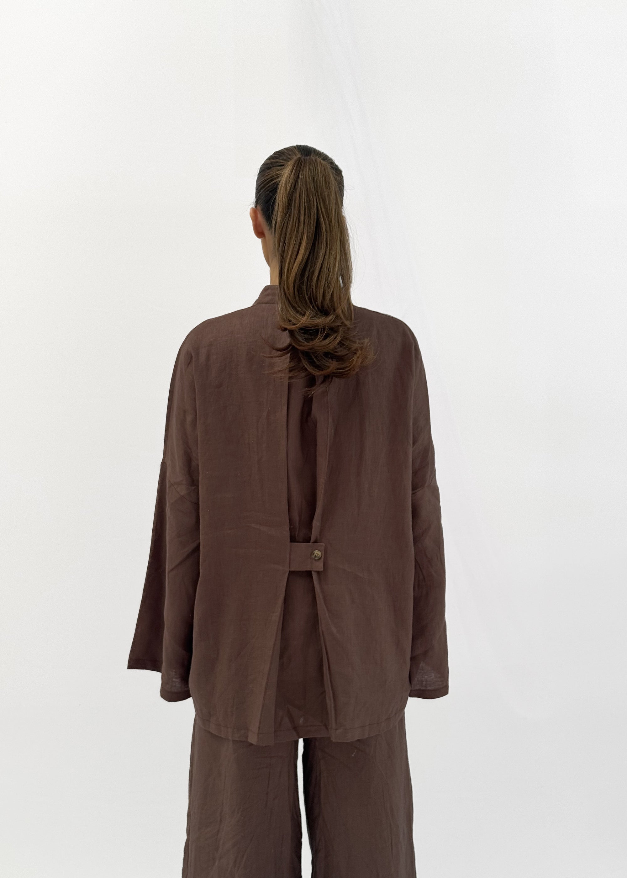 SERA LINEN CINCHED SHIRT - CHOCOLATE